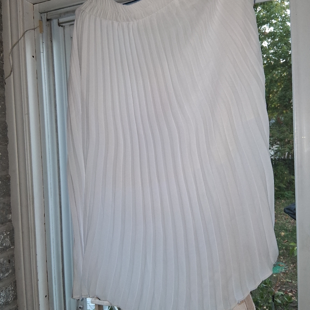 Elegant White Pleated Skirt